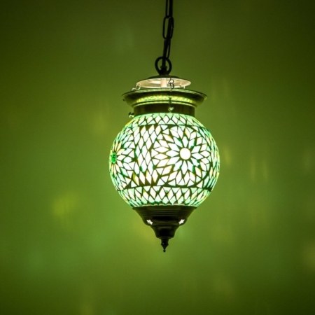 Das Licht dieser orientalischen Lampe schafft eine besondere Atmosphäre. Dieser schöne Anhänger ist das türkische Mosaik Lampendesign. Das Oriental Modell ist in verschiedenen Farben erhältlich und hat eine besondere Form.