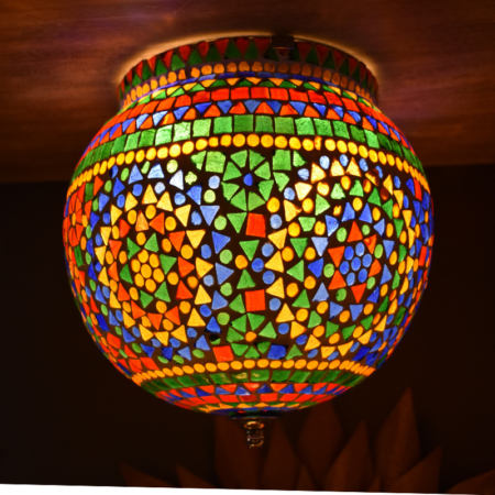 Orientalische Deckenleuchten schaffen eine besondere Atmosphäre. Diese schöne orientalische Deckenlampe ist die kugelförmige Multicolor-Mosaiklampe. Dieses orientalische Modell ist in der Farbe Multicolor & Transparent erhältlich und hat eine besondere konvexe Optik. Dadurch eignet sich diese Lampe perfekt zum Aufhängen als schöne Lampe mitten im Raum.