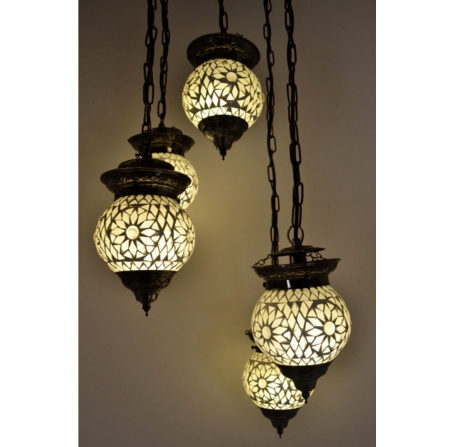 Eine schöne orientalische Hängelampe mit 5 Mosaikkugeln. Das türkische Design und das transparente Mosaik machen diese Lampe perfekt, um in einer Ecke oder in der Mitte eines Raumes zu hängen.