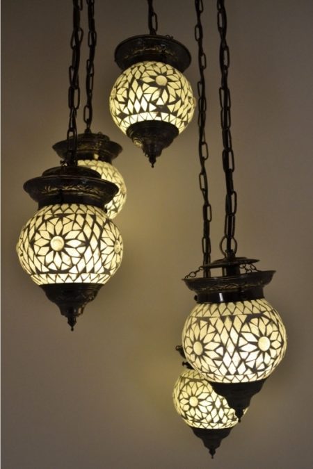Eine schöne orientalische Hängelampe mit 5 Mosaikkugeln. Das türkische Design und das transparente Mosaik machen diese Lampe perfekt, um in einer Ecke oder in der Mitte eines Raumes zu hängen.