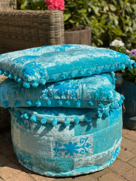 Orientalischer Hocker Sundar mit märchenhaftem orientalischem Design in einem wunderschönen blauen Farbton