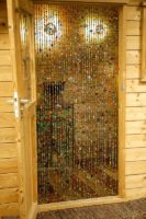 Ein östlicher Glasperlenvorhang ist nicht nur ein Fliegenvorhang, sondern auch ein Juwel im Haus. Die orientalischen Glasperlen verwandeln eine Tür in einen funkelnden Eingang. Ein wenig Sonnenlicht auf dem Glasperlenvorhang und die fröhlichen Farben werden zu Ihnen kommen.