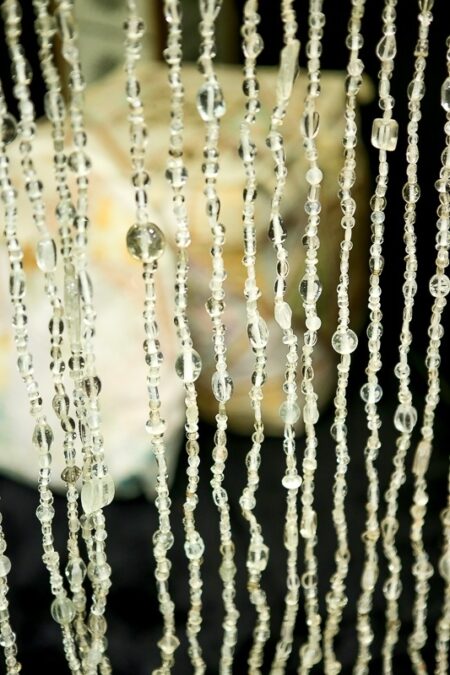 Orientalischer Perlenvorhang mit transparenten Glasperlen. Perfekt als Türvorhang, Fliegenvorhang oder Raumteiler zu verwenden Schöne Perlenvorhänge aus echten Glasperlen